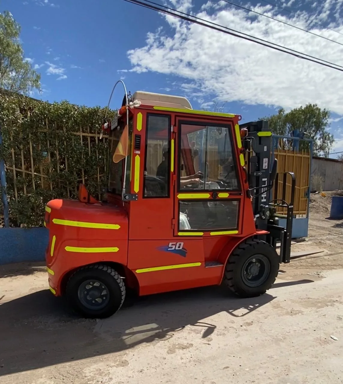 Grúa horquilla 5T BALPIZ en terreno