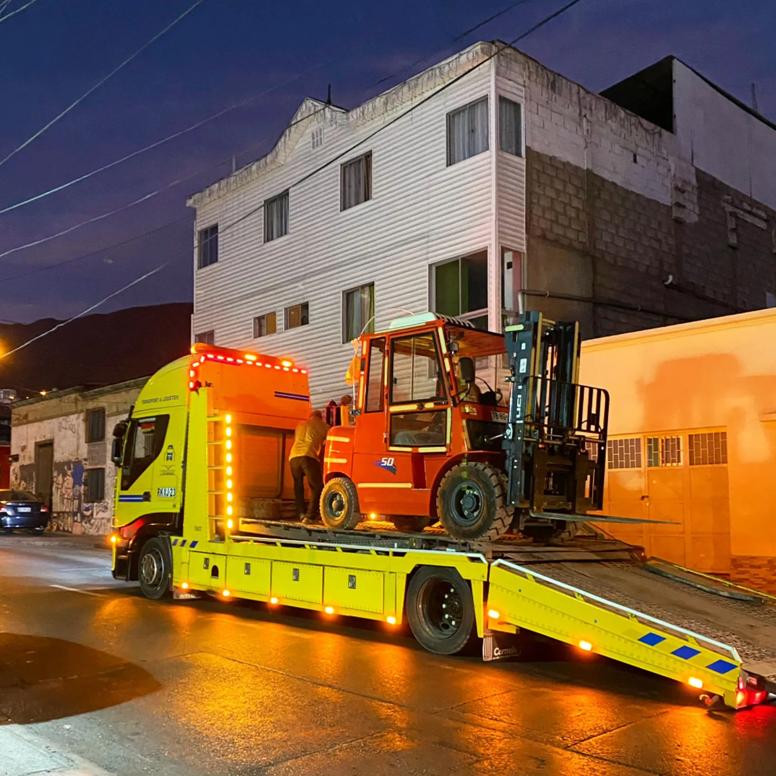 Traslado nocturno de grúa horquilla BALPIZ
